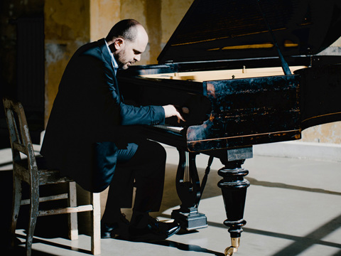 Kirill Gerstein playing piano